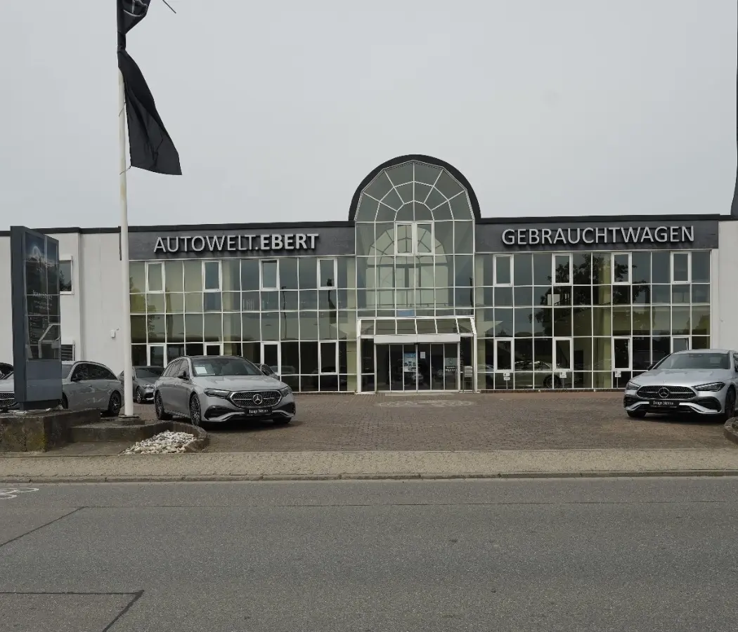 Architektonische Glasfassade einer Gewerbeimmobilie im verbundenen Unternehmensumfeld in Bensheim